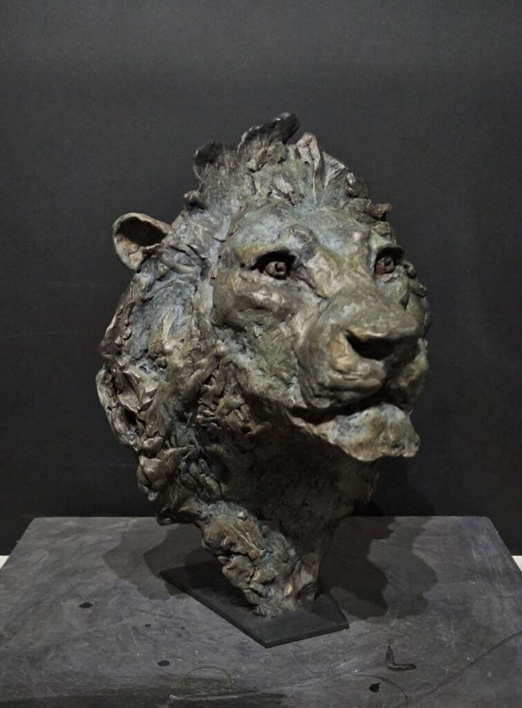 sculpture en bronze de tête de lion réalisée par marie joelle cedat artiste animalier sculpteur